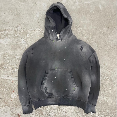 Zwarte hoodie met vintage zuurwas in 100% katoen.